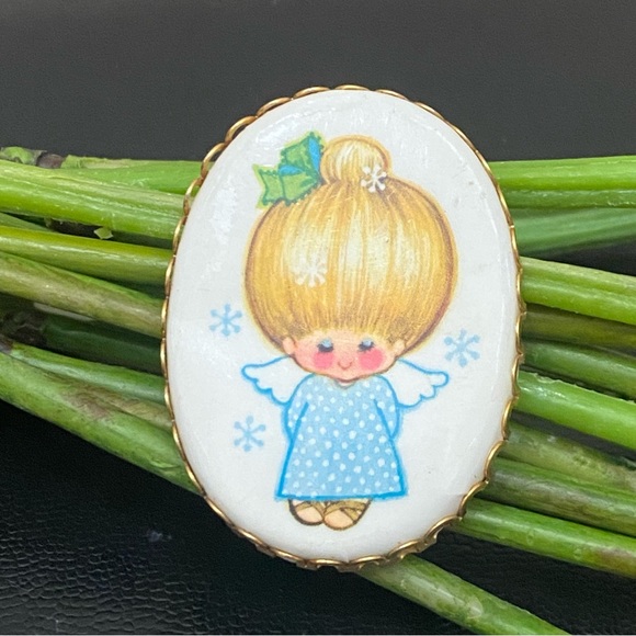 Vintage 70’s Angel Kitschy Little Girl Angel Cameo Brooch 14.5g - Picture 1 of 10